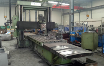 Deep hole drilling and boring machine